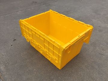 De gele Plastic Deksels In bijlage die van Opslagbakken voor Vervoer worden gestapeld